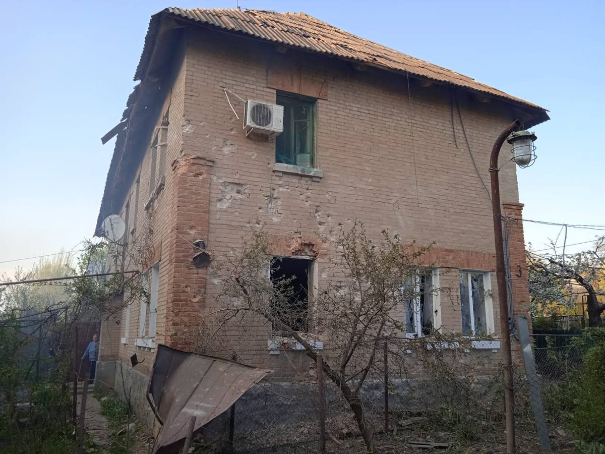 TWMCLtd's tweet photo. Two women aged 64 and 77 years old, have been injured in #Dnipropetrovsk region.

#Russia attacked the village of #Marhanets by the river where 8 private houses and many farm buildings were destroyed. Gas and power lines were damaged.

Nearby #Nikopol was also hit but less damage https://t.co/iMzLDObkBF