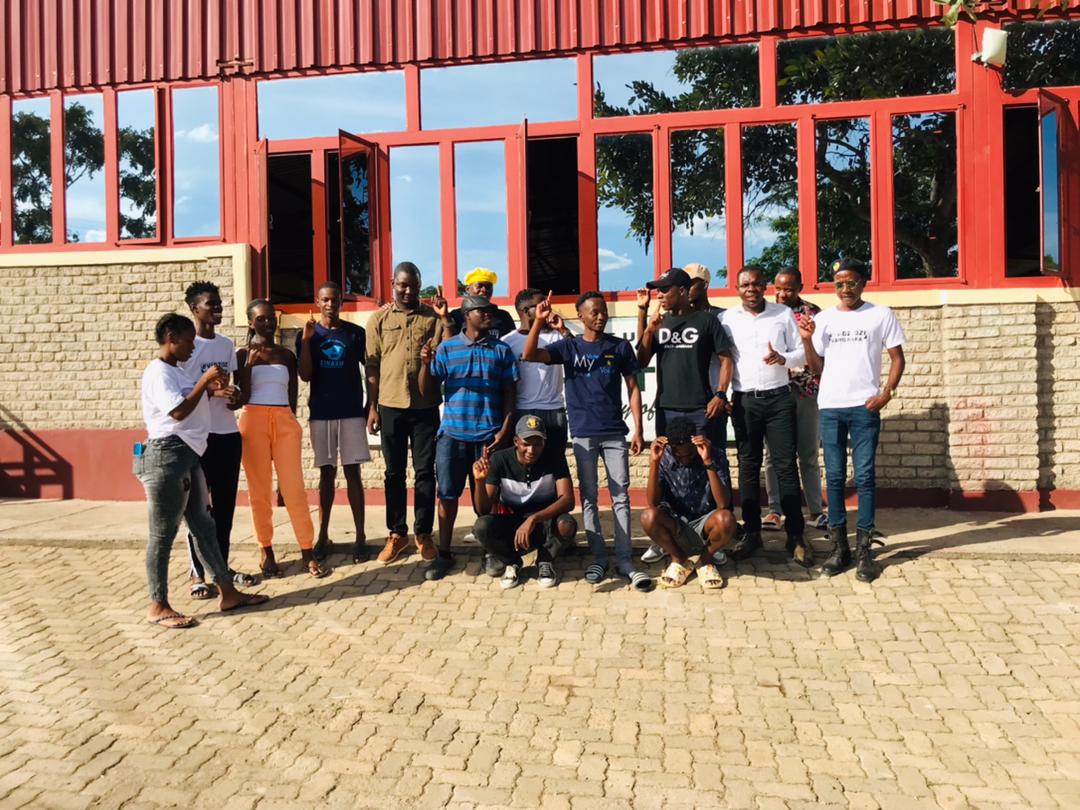 Zinasuzim's tweet image. President Boris Muguti was at Great Zimbabwe University today. He made efforts to meet students at all campuses since GZU has more than 3 campuses. The blue submarine is on the move!

#ZinasuLives
#StudentsVote