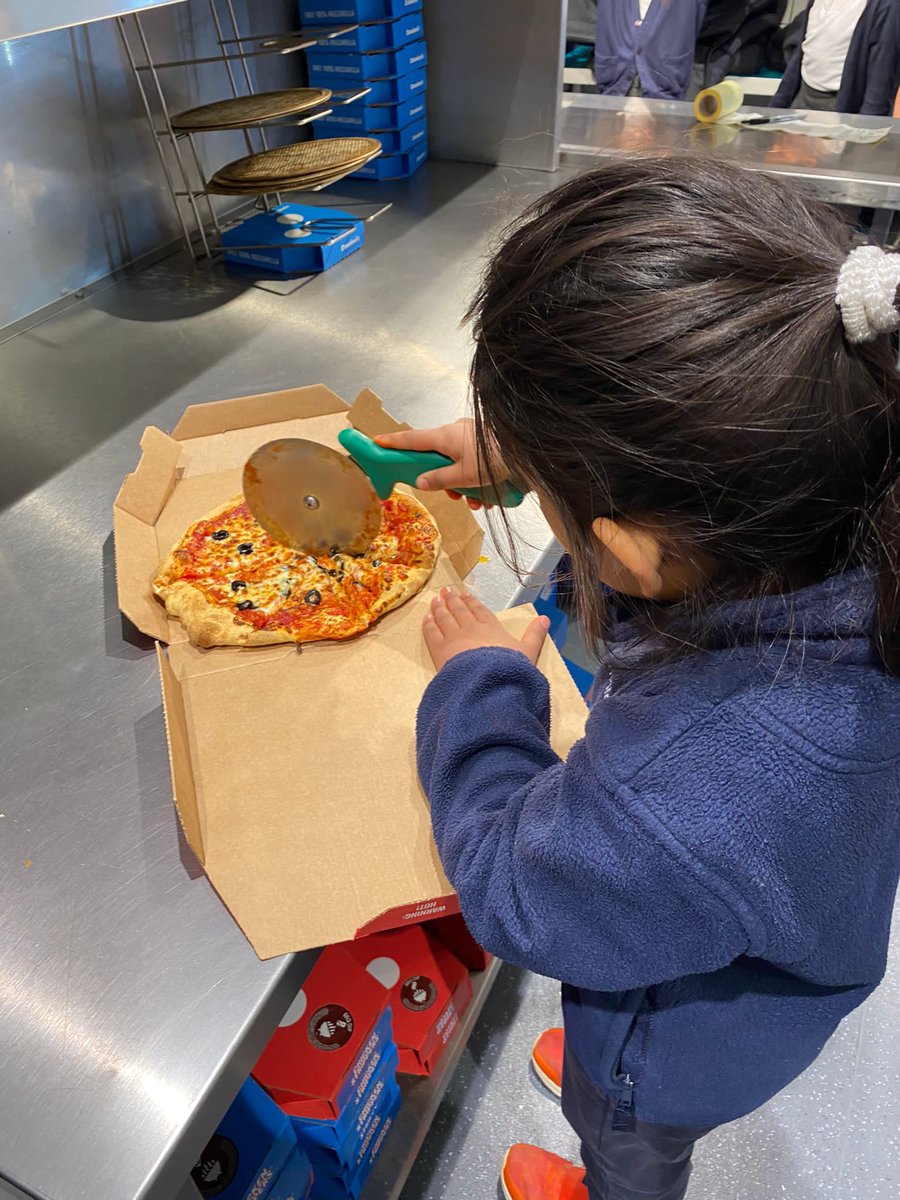 ApplegarthAc's tweet image. Our lucky attendance raffle winners had the opportunity to visit our local Domino’s store in New Addington. The children created their own pizzas and understood what it was like to be chefs in the kitchen! #Explorative #Cooking #Attendance 🍕😋 @thesteptrust @Dominos_UK