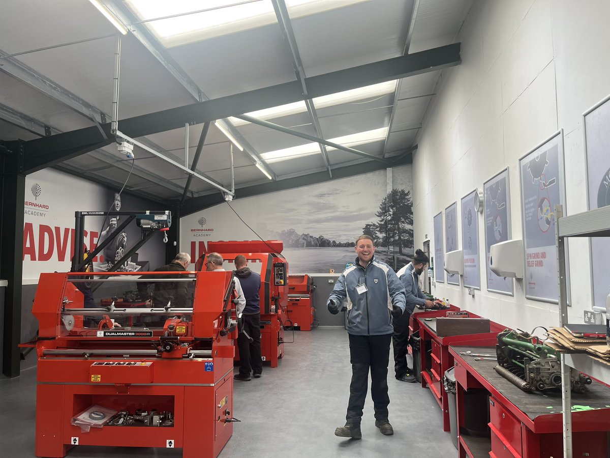 Great day at the <a href="/BernhardCompany/">Bernhard and Company</a> academy taking part in a Cutting unit setup &amp; grinding perfection course  with @scottpurdy72 
Valuable course highlighting areas staff can improve with our machinery setup <a href="/BroomieknoweGC/">Broomieknowe G.C.</a> 👌🌱
Even bumped into 6ft 6” @D_JTaylor (private joke)👌🤣