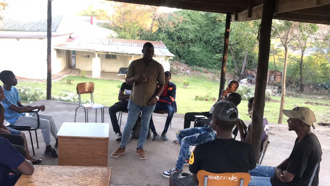 Zinasuzim's tweet image. President Boris Muguti was at Great Zimbabwe University today. He made efforts to meet students at all campuses since GZU has more than 3 campuses. The blue submarine is on the move!

#ZinasuLives
#StudentsVote