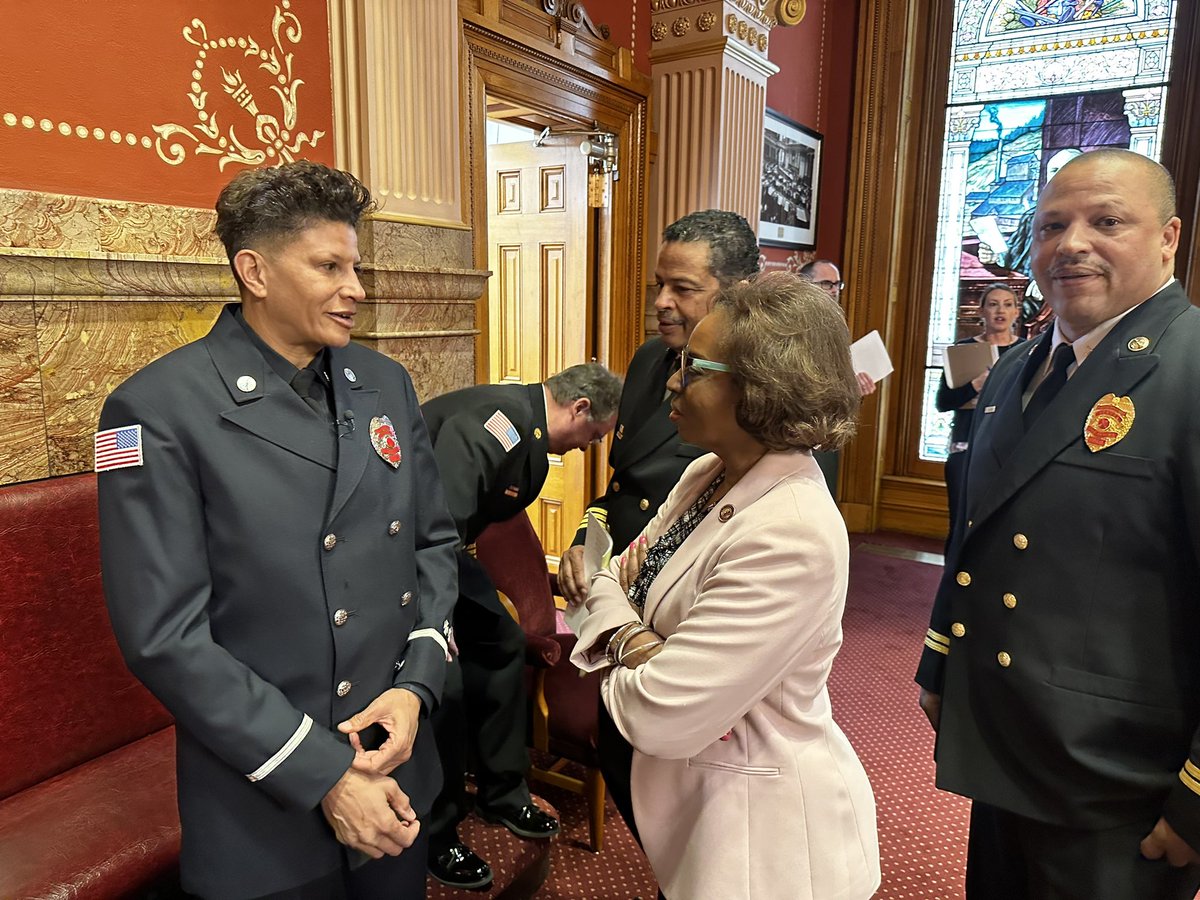 SenRhondaFields's tweet photo. Women in Fire Service.
Firefighter Kathleen Hancock, the first black woman to become a Lieutenant for Aurora Fire Rescue was recognized by #COSenate today for her unwavering dedication to public safety and emergency service. Thank you for all you do for our community. #coleg https://t.co/ye6vRimhLD