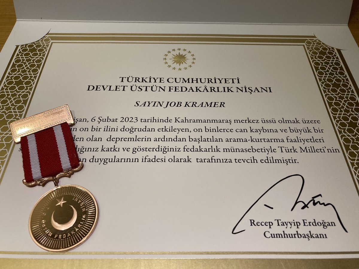 Bijzondere dag … vandaag bedankt door de President 🇹🇷 voor de inzet van <a href="/USARNL/">USAR.NL</a> na de aardbeving, incl.🏅”for distinguished humanitarian service”. 

Trots op het hele team en de internationale samenwerking! “De aarde in Hatay bewoog en daarna bewoog de hele wereld om te helpen”