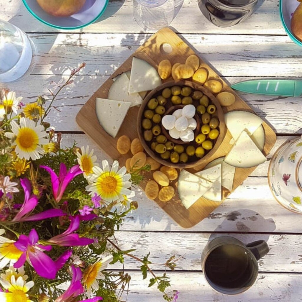 Die besten Tapas

Kaum etwas ist so typisch für die spanische Küche, wie Tapas, die kleinen Häppchen, die sowohl Vorspeise als auch Hauptgericht sein können. Das mallorquinische Pendant dazu ist das Variat Mallorquí, welches eine Auswahl an typischen lokalen Speisen beinhalt…