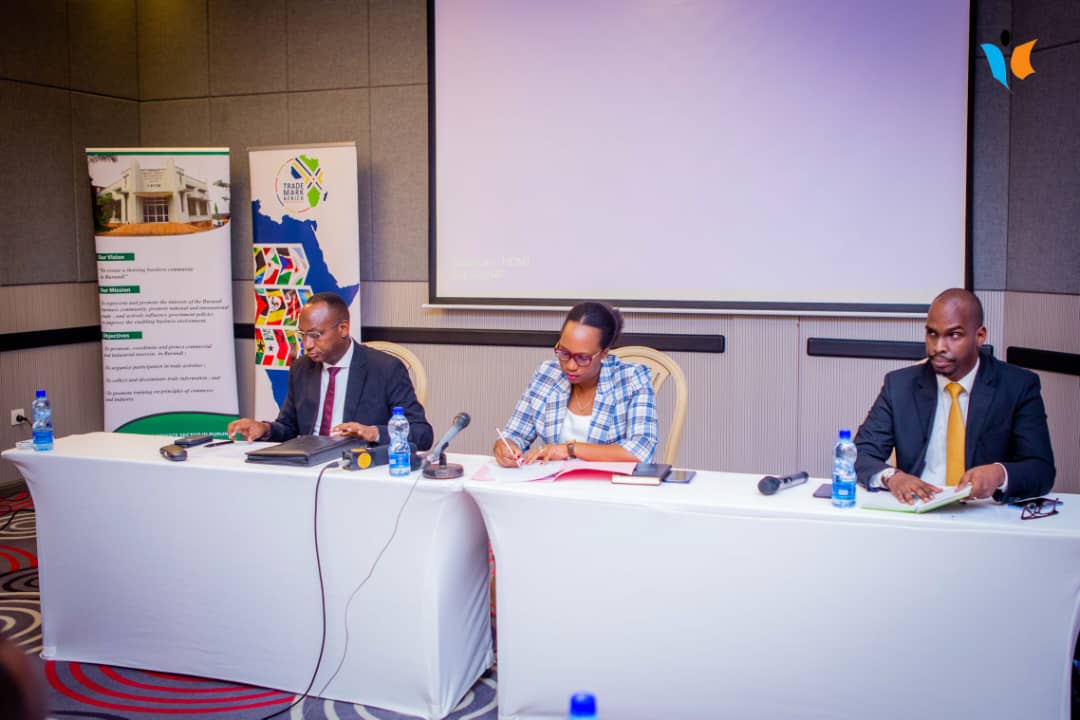 chrisnibas's tweet photo. Dans le cadre du #PublicPrivateDialogue appuyé par TMA &amp; coordonné par la @cfcibburundi - Revue en présence de SE @MinCommerce - du cadre légal du tourisme (le🇧🇮 &amp; le #EACSingleTouristVisa) &amp; Analyse des droits d’enregistrement sur les crédits bancaires accordés aux investisseurs https://t.co/AjVU0ospXA