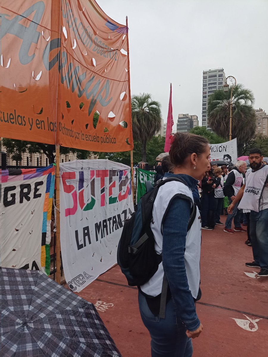 MaestresyProfes's tweet photo. 📍Ahora! Concentración de docentes de #Ademys y de la #SutebaMulticolor bonaerense en Palacio Pizzurno. Basta de miseria salarial en todo el país. Reapertura ya de las Paritarias! Gran jornada de #parodocente
#Caba
#BuenosAires https://t.co/PXEAGfyZ30