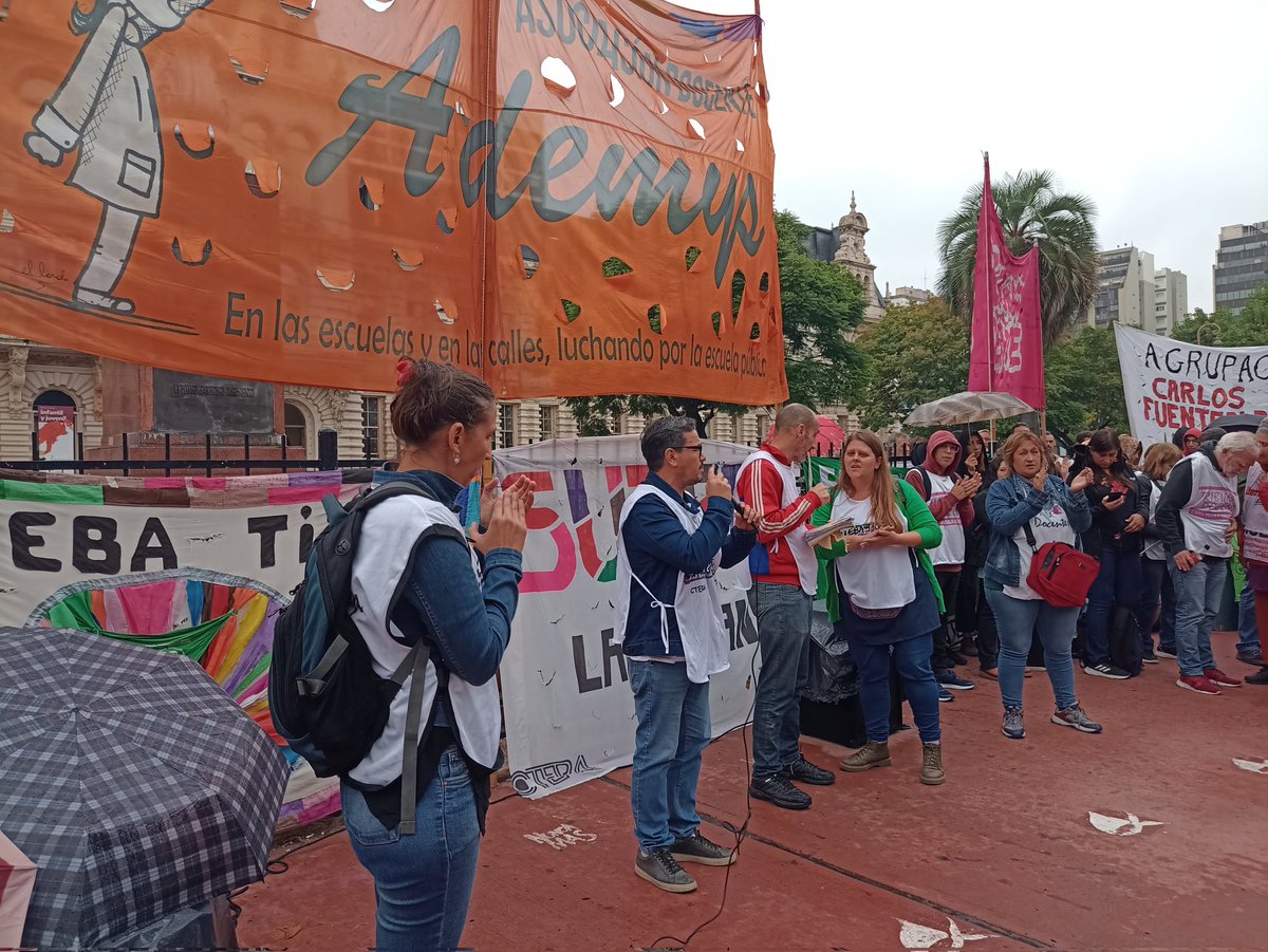 MaestresyProfes's tweet photo. 📍Ahora! Concentración de docentes de #Ademys y de la #SutebaMulticolor bonaerense en Palacio Pizzurno. Basta de miseria salarial en todo el país. Reapertura ya de las Paritarias! Gran jornada de #parodocente
#Caba
#BuenosAires https://t.co/PXEAGfyZ30