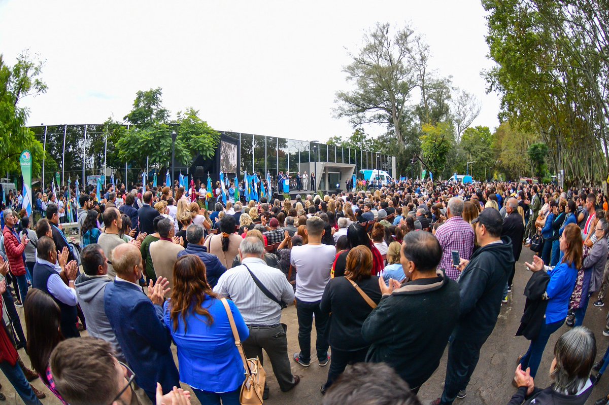 ArielSujarchuk's tweet photo. Esta mañana la comunidad de Ing. Maschwitz nos acompañó en la apertura de la nueva UDP, un nuevo centro de salud por el cual nuestro municipio llegó a las 300 camas propias. 

➡️ https://t.co/88EDr3x0mR https://t.co/g6iHM5B2z5