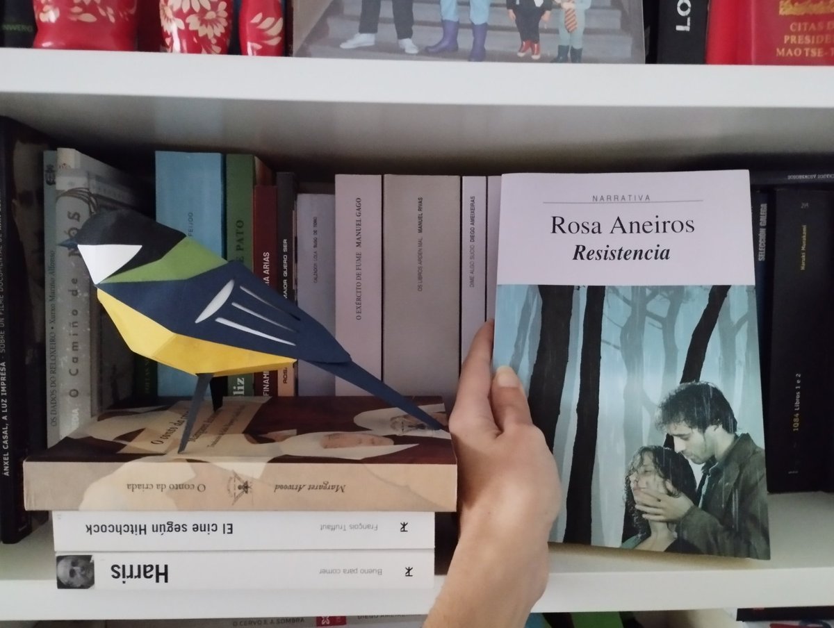 Eu ser, sonche desas novelas negras, ben cargadas de diálogo. Pero é que a prosa de <a href="/RosaAneiros/">Rosa Aneiros</a> en Resistencia é outro rollo, amig@s. Imposible parar de fiar unha frase tras doutra.
