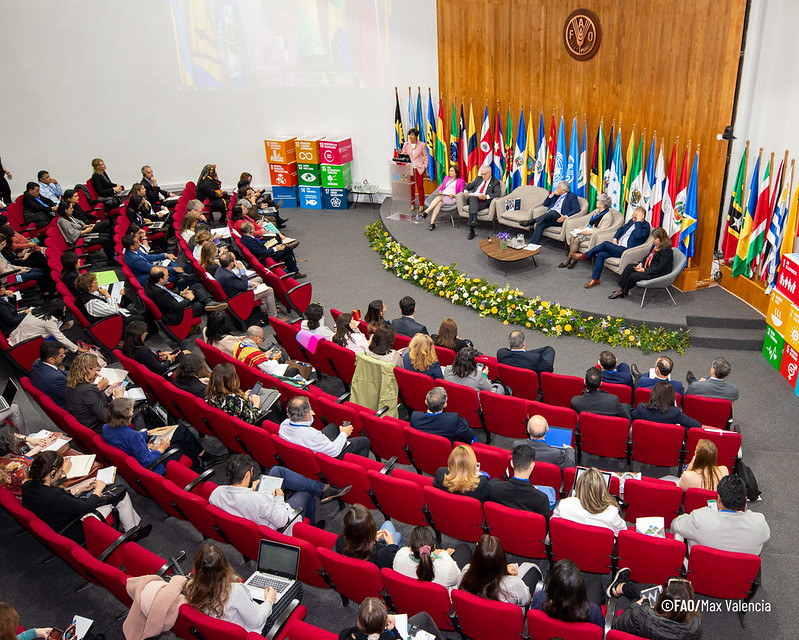FAOAmericasADG's tweet photo. A casi dos años del #FoodSystemSummit, desde @FAOAmericas y en coordinación con @FoodSystems, realizamos la reunión regional de seguimiento a los compromisos nacionales junto a representantes de Gobierno y otros actores estratégicos que participan en el sistema agroalimentario. https://t.co/WWhJzZFqab