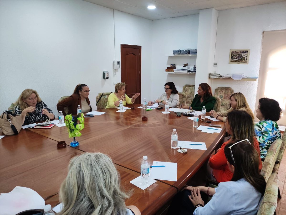 Torremolinos_PP's tweet photo. 💙@margadcm y su equipo de trabajo han tenido hoy un día repleto de reuniones con:
🔵 Representantes de asociaciones de vecinos, empresarios y comerciantes de #LaCarihuela
🔵 Directiva y socias de #DIMEE
🔵 En nuestra carpa en el Camino del Pinillo
#LaFuerzaDeTorremolinos #28M https://t.co/osVhu6fbaq