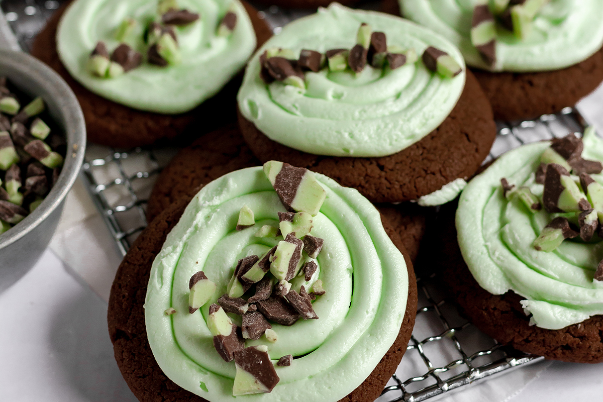 Soft and chewy, these chocolate and minty cookies don't require any chilling time and are frosting with lovely green icing and Andes mints!

Recipe: bestdessertrecipes.com/andes-mint-coo…