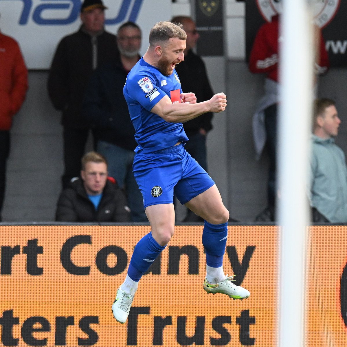 HarrogateTown's tweet photo. Ahead in South Wales thanks to this man 😍

🟠1-2🔵

Watch Live 💻 https://t.co/LxaJCWe3Wt https://t.co/q00LcPQgKh