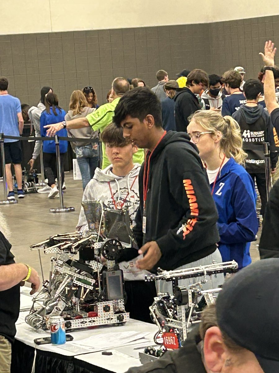 RMohlerZHS's tweet photo. Here are some random pictures from our setup and inspection day at The VEX Worlds Championship in Dallas, Texas! #BlueCanDoIt https://t.co/WVtYwbJpWF