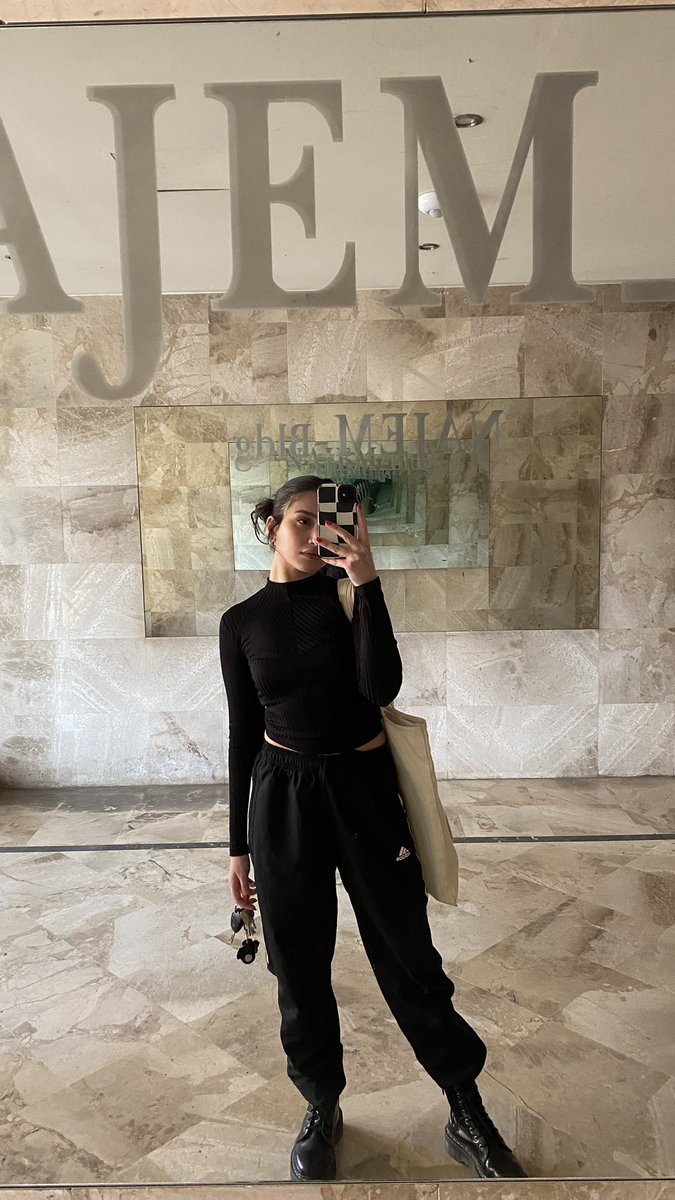 mildwasabee's tweet photo. I had my hair slicked back in a bun today and my professor said that i have a pretty forehead. Thank you for disregarding the rest of my face https://t.co/vJeIOe9LKR