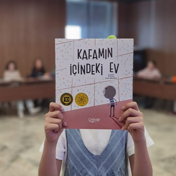 "Hiç kimseyim ben. Önemli kişilerle dolu bir sınıfa, kazayla inmiş önemsiz bir insanım yalnızca. Hiçbir işi düzgün yapamıyorum. Üzüntü ve utanç boğazıma, burnuma, kulaklarıma üşüşüyor. Aklım tamamen uyuşuyor. Tavandaki şekillerin arasından uçup gidecekmişim gibi hissediyorum.”