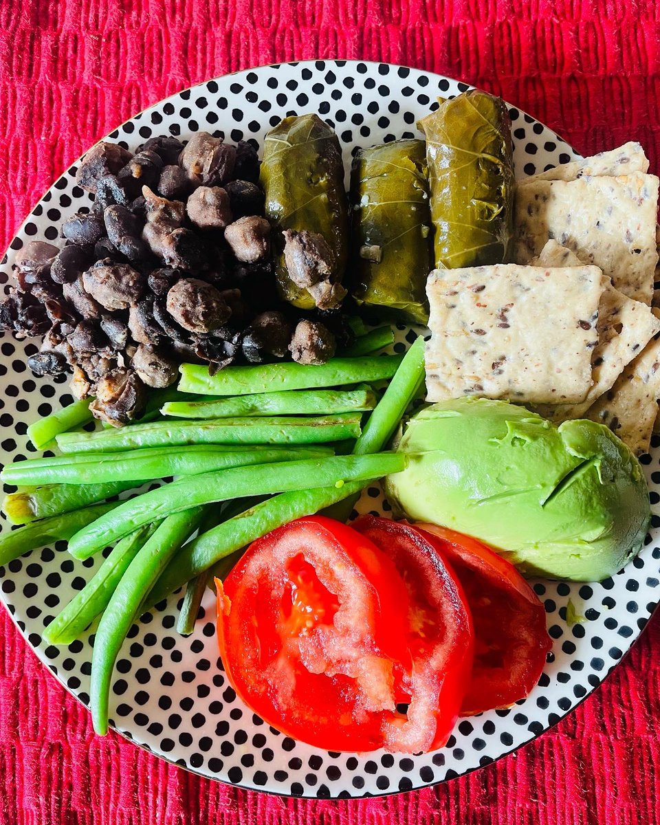 Spring is here! EAT LIKE IT! 🍃❤️🍃 Keep it simple stupid😇 Black beans, green beans, dolma leaves, flax seed crackers🥑🍅 And always grapes!