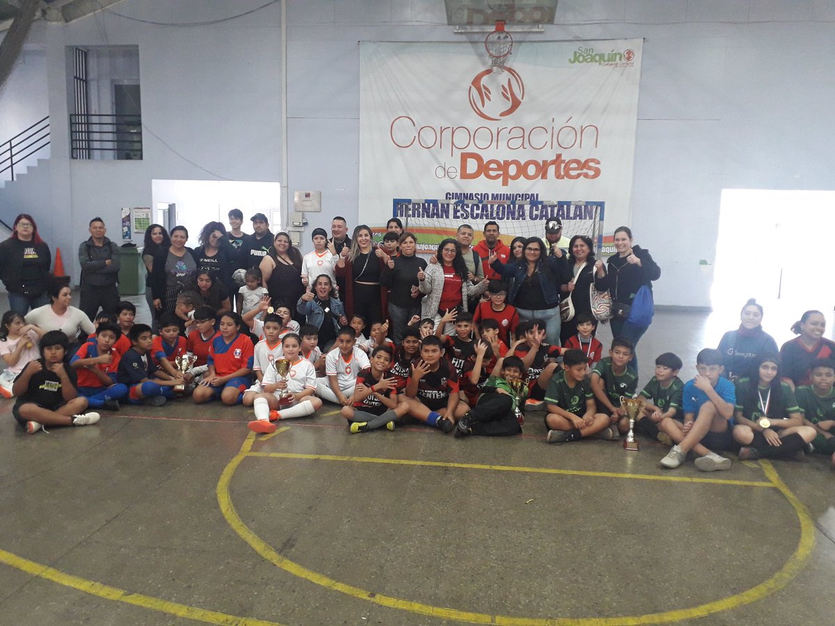 II FESTIVAL DE FUTSAL CATEGORÍA SUB 12 SAN JOAQUÍN 2023

El domingo 23 de abril, se realizó el Festival de Futsal San Joaquín 2023 para la categoría Sub 12, en el Gimnasio Municipal Hernán Escalona C., evento que contó con gran éxito de participación de niños y de publico.