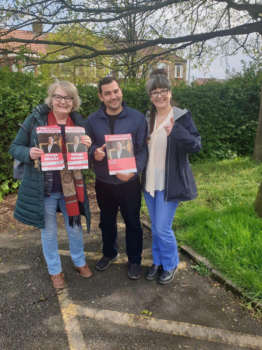 Out talking to residents in Derringham ward with <a href="/georgegrozav/">George Grozav</a>. Our <a href="/Hull_Labour/">Hull Labour</a> candidate. Brilliant conversations, residents want a cleaner and safer area!