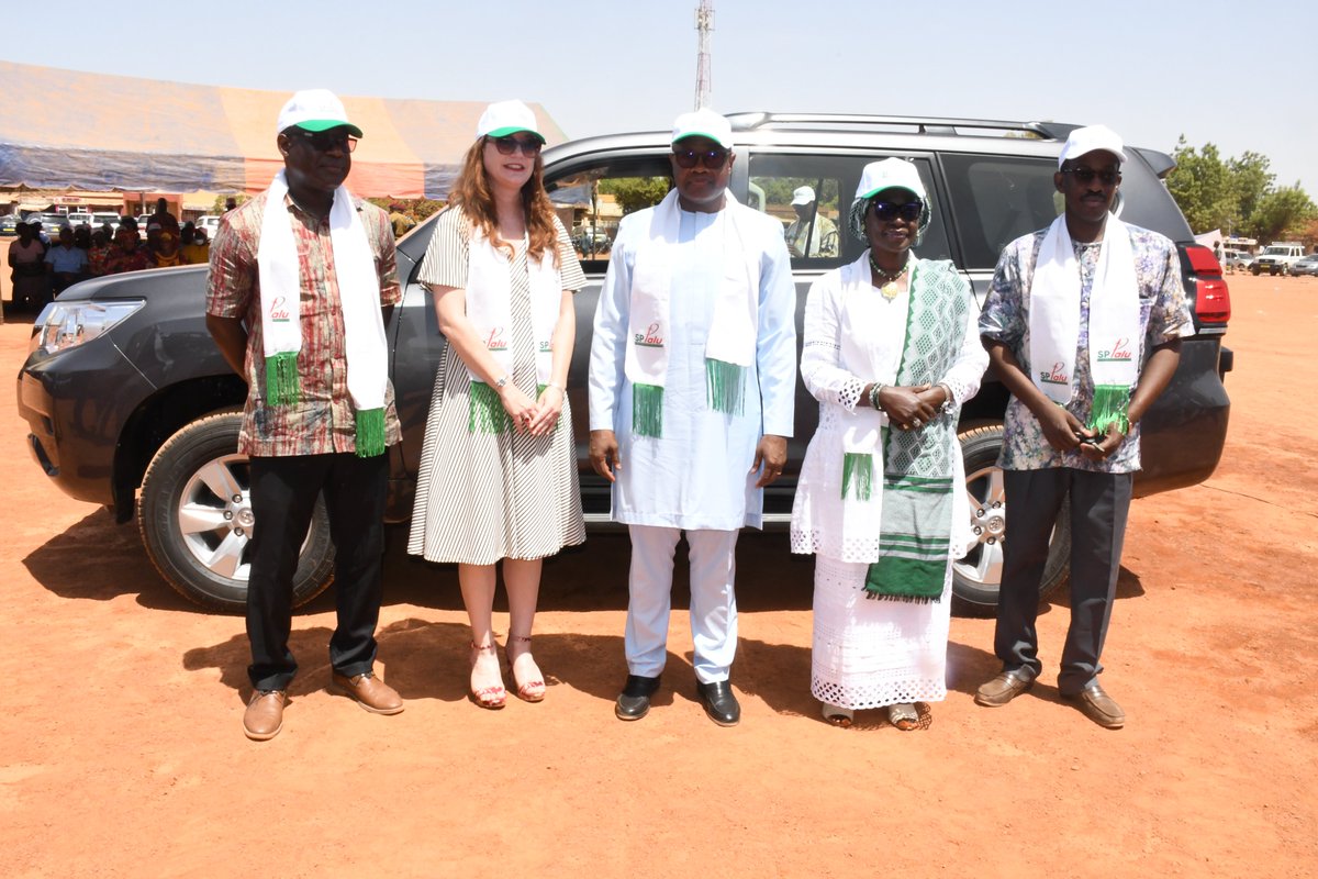 Jhpiego_Burkina's tweet photo. Le 25 avril 2023, le Ministère de la Santé du #BF a, à travers le SP/Palu, célébré la #JMP. C’était en présence de Madame la Représentante pays de l’@USAID et du Directeur pays de @Jhpiego . Pour l’occasion, l’@USAID a remis un nouveau véhicule au SP/Palu. https://t.co/YluUY3rlSY