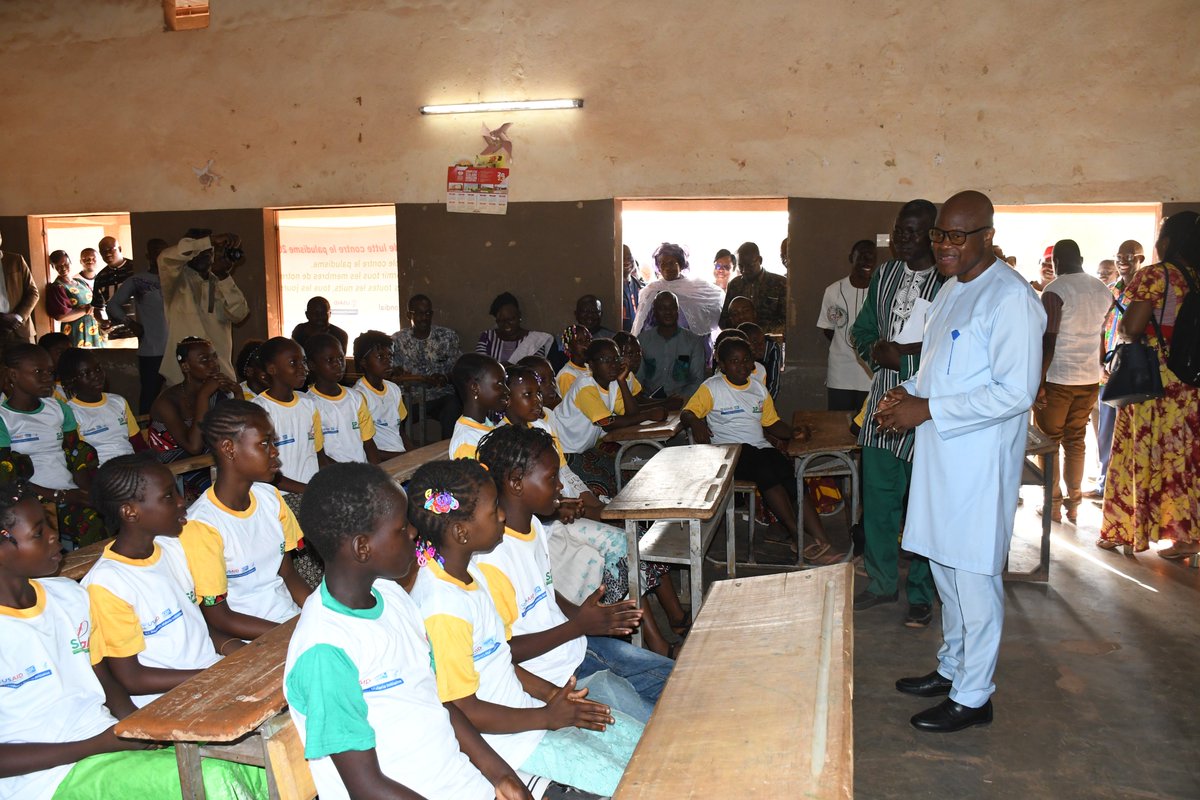 Jhpiego_Burkina's tweet photo. Le 25 avril 2023, le Ministère de la Santé du #BF a, à travers le SP/Palu, célébré la #JMP. C’était en présence de Madame la Représentante pays de l’@USAID et du Directeur pays de @Jhpiego . Pour l’occasion, l’@USAID a remis un nouveau véhicule au SP/Palu. https://t.co/YluUY3rlSY