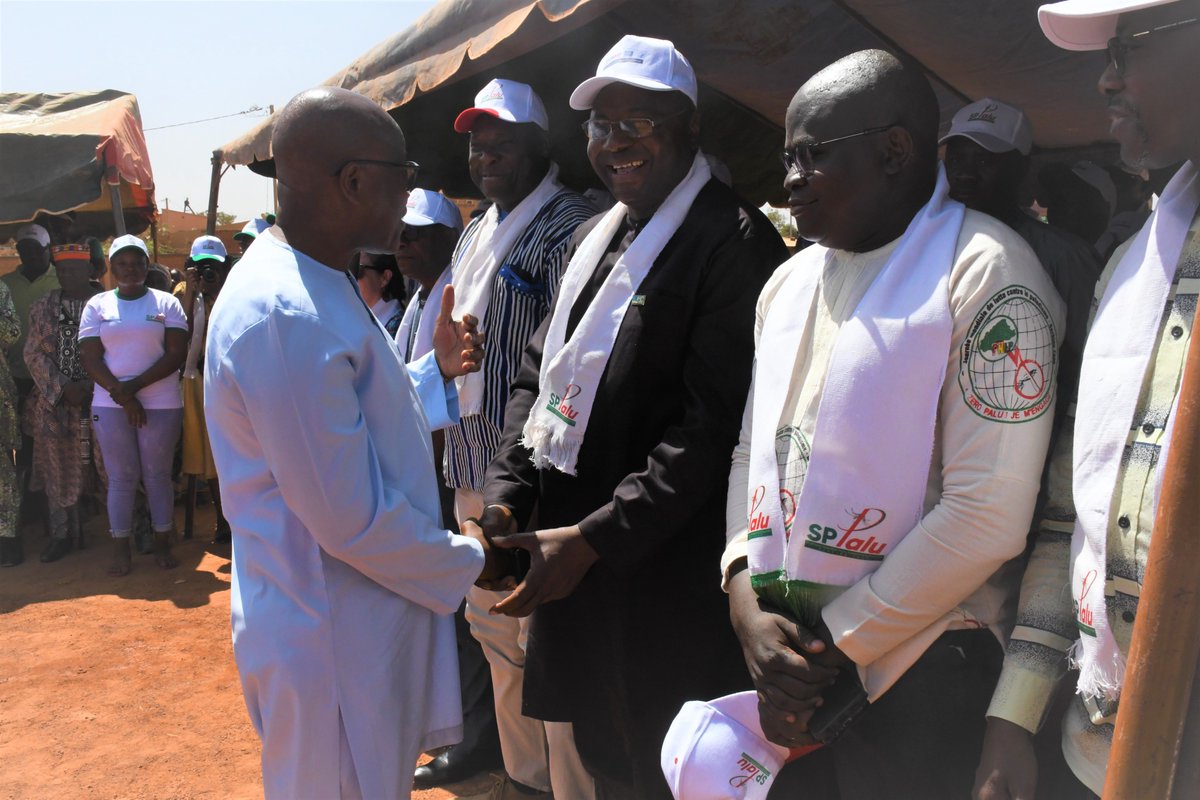 Jhpiego_Burkina's tweet photo. Le 25 avril 2023, le Ministère de la Santé du #BF a, à travers le SP/Palu, célébré la #JMP. C’était en présence de Madame la Représentante pays de l’@USAID et du Directeur pays de @Jhpiego . Pour l’occasion, l’@USAID a remis un nouveau véhicule au SP/Palu. https://t.co/YluUY3rlSY