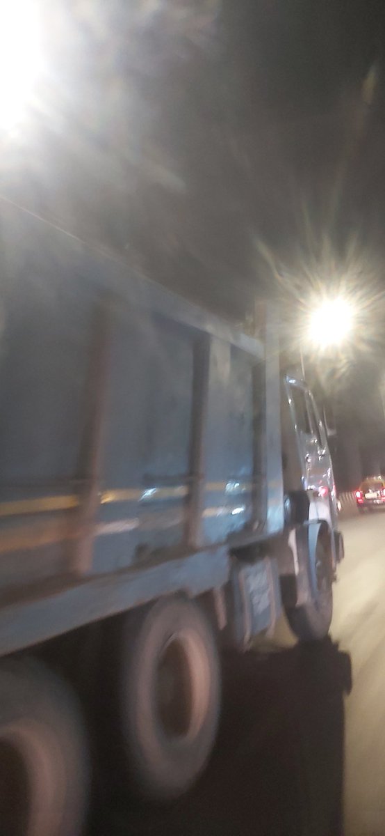 MdvMoto's tweet photo. @MumbaiPolice @MumbaiRTO this dumper has no cover and dropping stones and pebbles. This can lead to accidents. https://t.co/Wb97IYKSIG