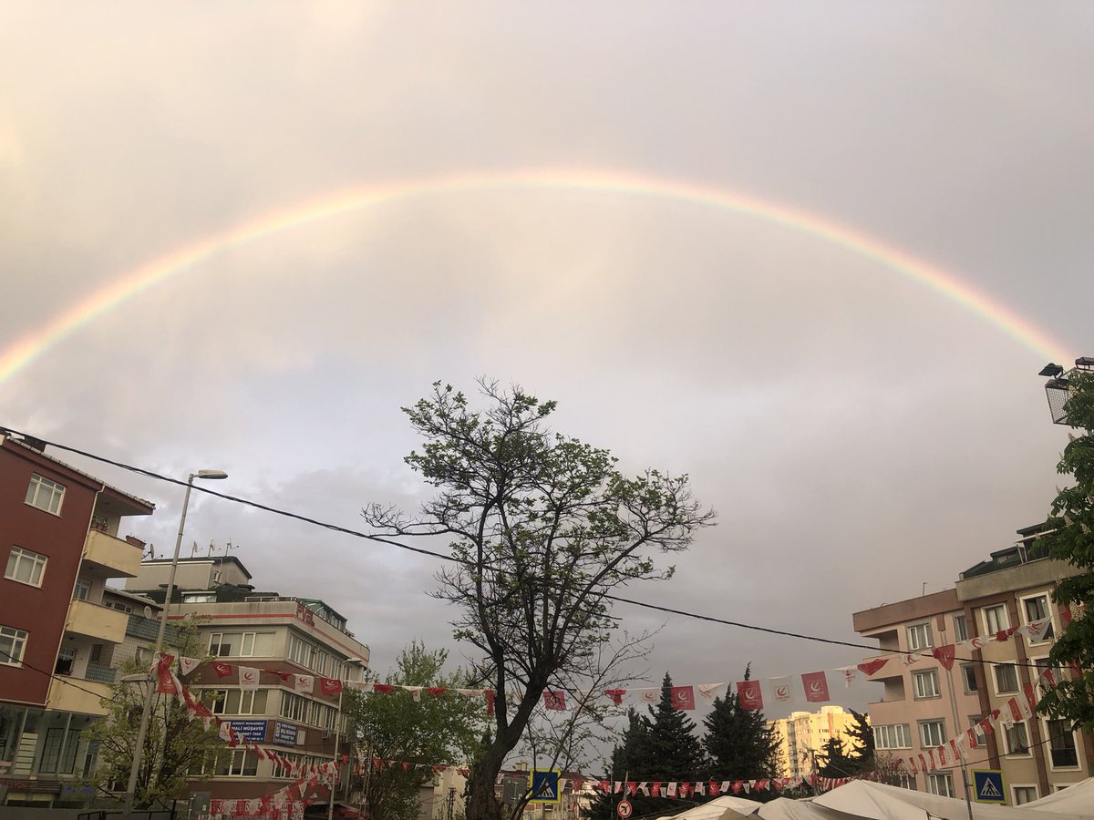 Bugün Beylikdüzü’nde gün batımına doğru yağan yağmurdan sonra oluşan Gökkuşağı, eleğimsağma, ebemkuşağı veya alaimisema
