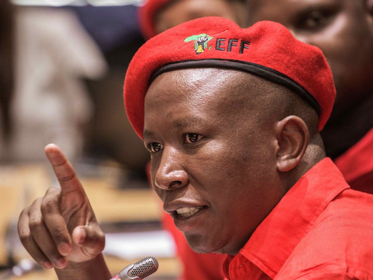 MereAfrique's tweet photo. Julius Malema appelle à des États-Unis d'Afrique et sortir l'Afrique du Sud du Commonwealth

Croyant à l'impératif projet des Etats-Unis d'Afrique porté par le panafricanisme, Julius Malema a appelé à nouveau au vœu cher à ses devanciers, Marcus Garvey et Mouammar Kadhafi, peut-on lire sur la page twitter de son parti, ce mardi.
"Nous avons besoin d'un continent sans frontières, nous avons besoin d'une monnaie, d'un Parlement, un président qui pourra unir le continent. Nous avons besoin des Etats-Unis d’Afrique, d’une seule Afrique", a-t-il dit.
Julius Malema a aussi appelé son pays à sortir du Commonwealth, organisation commune à de nombreuses anciennes colonies britanniques, car selon lui, cette organisation "présidée par le colonisateur perpétue la suprématie blanche".
