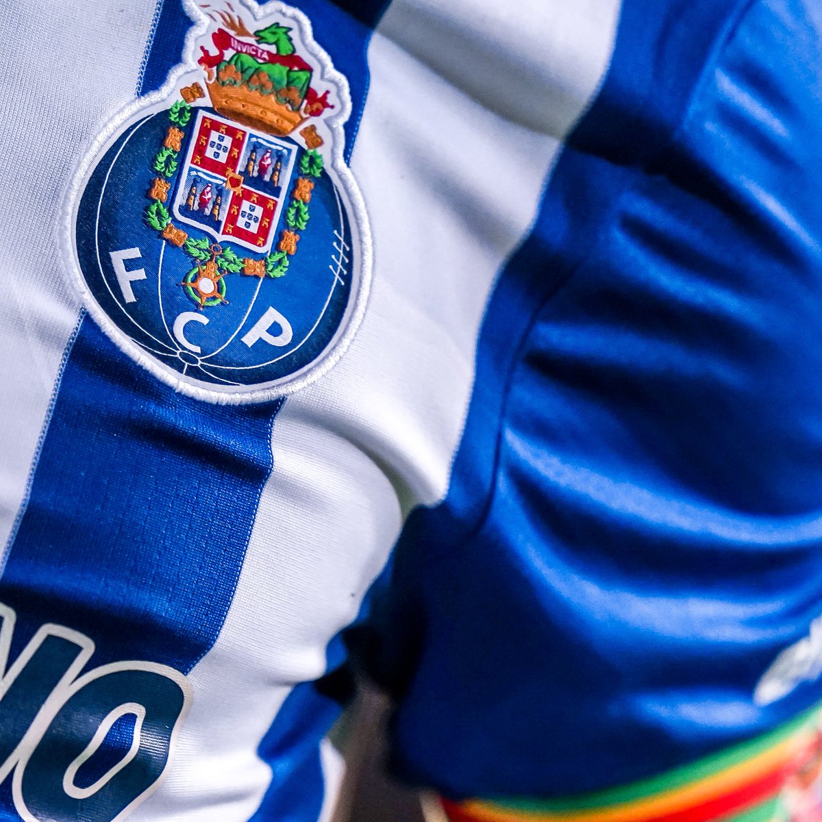 🔵⚪ Apenas no mês de Abril:

⚽ O FC Porto vence o Benfica (2-1)
🏀 O FC Porto vence o Benfica (92-89)
🏑 O FC Porto vence o Benfica (3-2)
🤾🏻‍♂️ O FC Porto vence o Benfica (29-28)

😳🔥