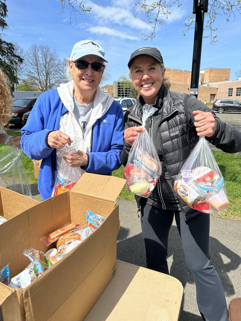 chatham_sdoc's tweet image. Last week SBS  launched the Cougars Care Cooler for students to donate extra items from their lunches  to support the Chatham Community Food Distribution. Students will have the opportunity to donate food each week. #SDOCgivesback #CCFD #chathamunitedmethodistchurch