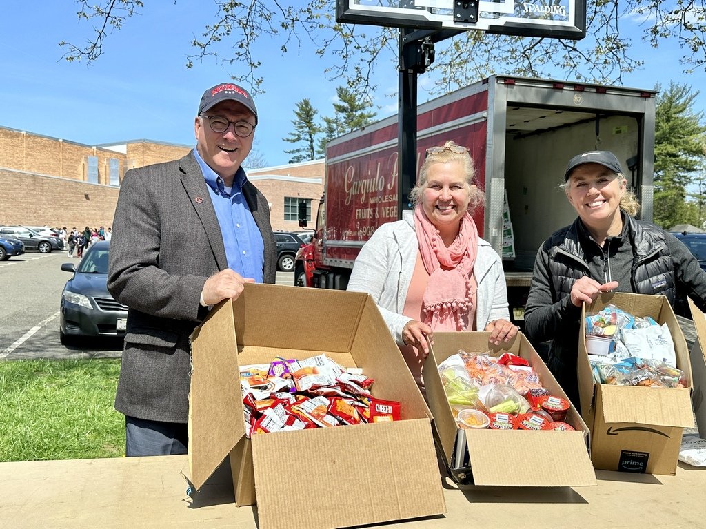 chatham_sdoc's tweet image. Last week SBS  launched the Cougars Care Cooler for students to donate extra items from their lunches  to support the Chatham Community Food Distribution. Students will have the opportunity to donate food each week. #SDOCgivesback #CCFD #chathamunitedmethodistchurch