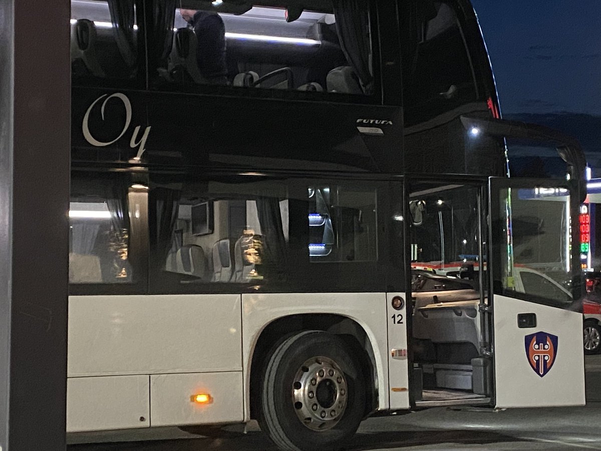 Yksi Nyssellinen partaisia miehiä - tainneet olla pelaamassa hokia - pelit jatkuu 😉😎