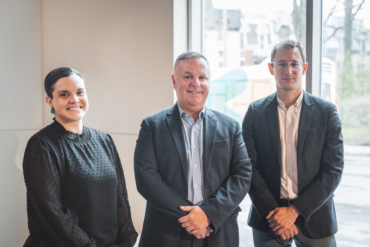 ASDCM's tweet photo. C'est avec fierté que l'ASDCM a remis les attestations  DIALOGUE FR - Apprendre le français dans son commerce - à près de 50 employé-e-s du milieu de la restauration de Montréal. @GouvQc @cegepduvieuxmtl #DIALOGUEFR
https://t.co/Usob690pV7 https://t.co/8ZzlmLPlO6