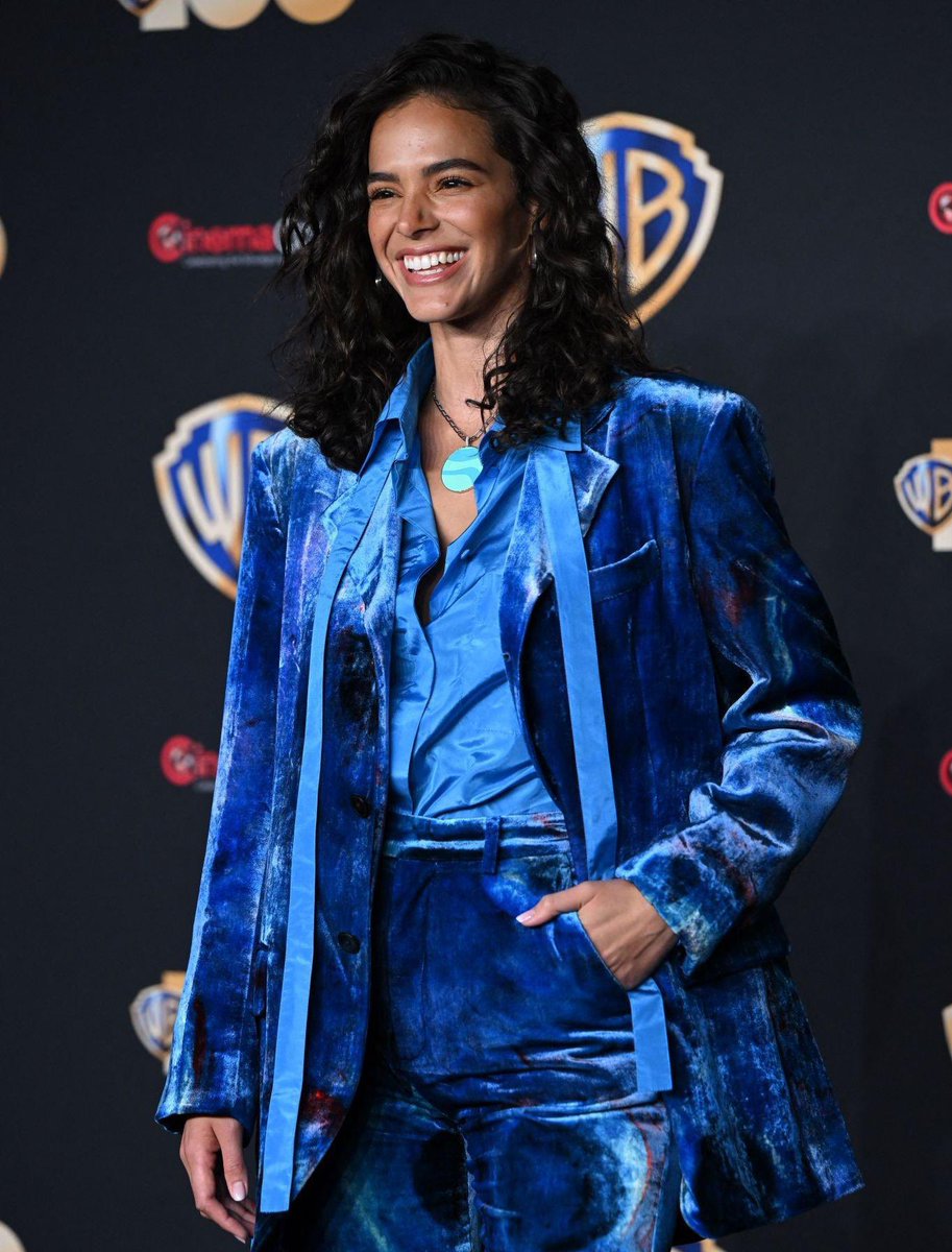 updatecharts's tweet photo. LINDA! Bruna Marquezine promovendo “Besouro Azul” na #CinemaCon. https://t.co/BuDnbH9qwF