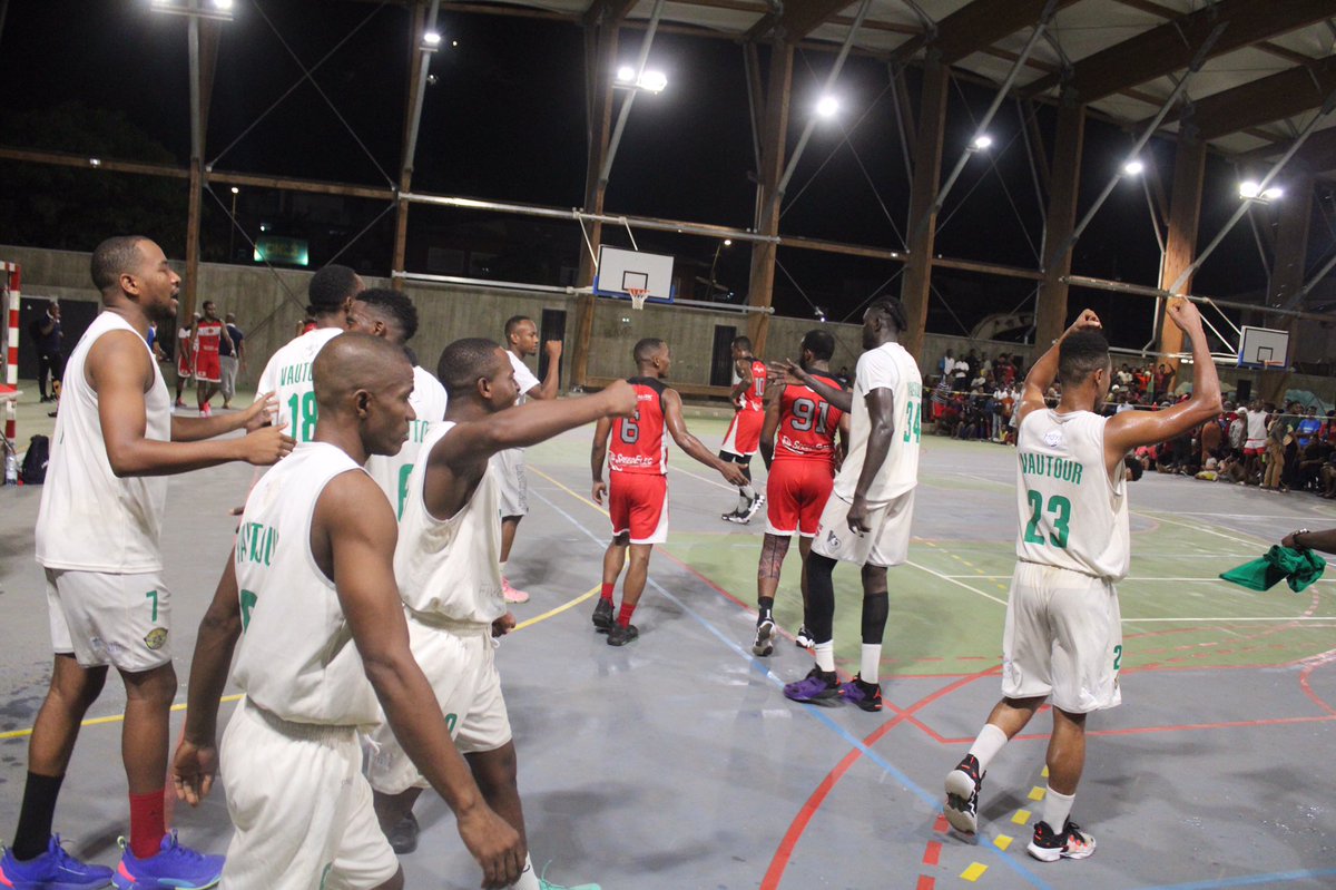 MayotteHebdo's tweet photo. Le Vautour Club de #Labattoir s'impose sur le terrain du #Basket club de #Mtsapere, ce mardi soir (76-84), et prend la tête de ces finales de play-offs du championnat de #Mayotte. La prochaine manche se jouera, vendredi soir, à Labattoir. 🏀 https://t.co/fRoOjWmazS
