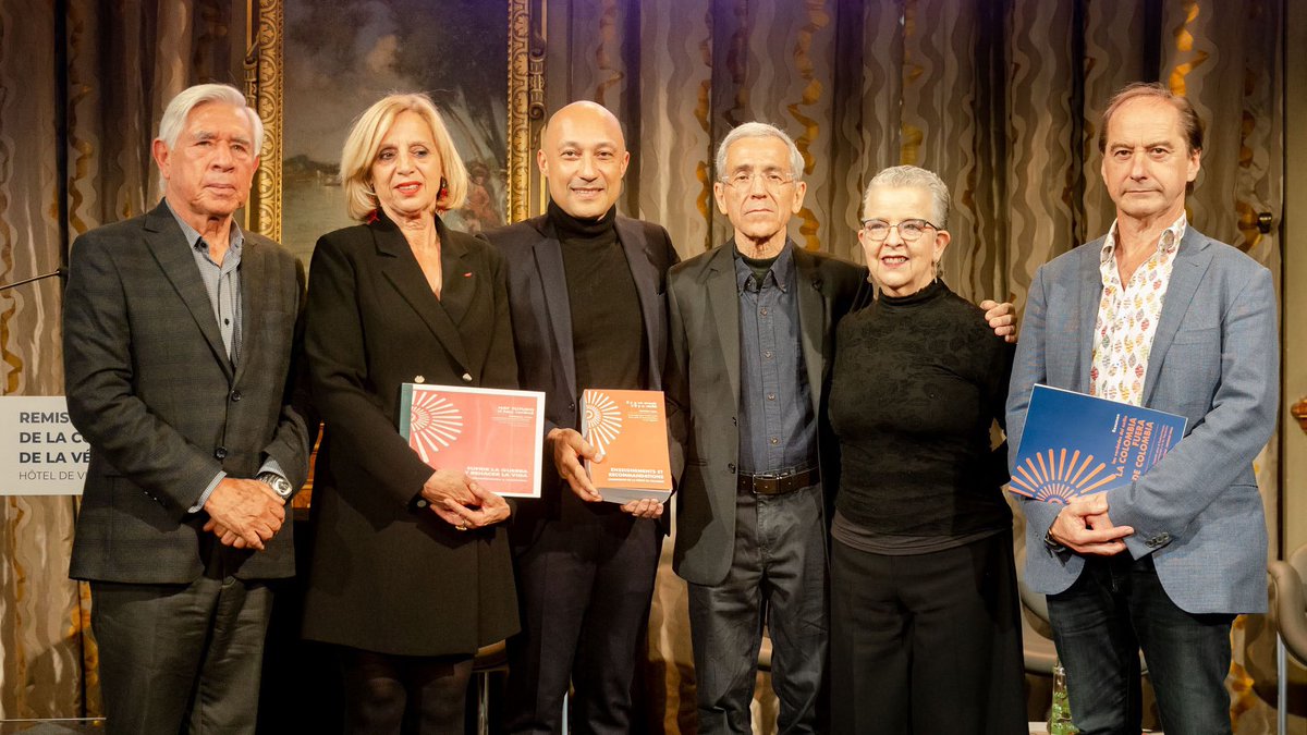 VamosPaz's tweet photo. ☀️ #VerdadSinFronteras
#HayFuturoSiHayVerdad
Desde Francia @ReseauFranceCol organizó junto a la alcaldía de @Paris y @Instituto_Hegoa la entrega del informe traducido, visibilizando el legado de la @ComisionVerdadC junto a 4 excomisionados. Ver en línea: https://t.co/9YGtKBSWVw https://t.co/m4hRvK2AL8