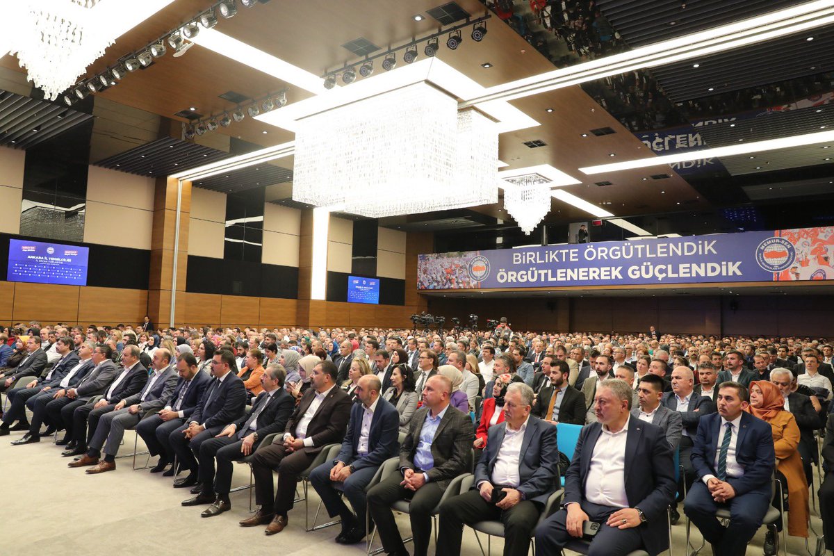_aliyalcin_'s tweet photo. Cumhurbaşkanı Yardımcısı Sn.Fuat Oktay Memur-Sen Ankara İl Divan Toplantımızı teşrif etti.

Memurun #seyyanenzam beklentisini, kamuda ücret dengesi isteğini ve çözüm bekleyen başlıkları aktardığımız toplantımız yoğun bir katılımla gerçekleşti.

3600 Ek Gösterge düzenlemesinde eksik kalan hususların tamir edilmesi ve kamuda 1.Derceye kadar yükselen memurun kapsama alınması, Bayram İkramiyesi ve YHS’nin GİH sınıfına alınması taleplerimiz başta olmak üzere kamu görevlilerinin beklentileri aktardık.

Ankara Teşkilatlarımızın yoğun katılımı ile gerçekleşen İl Divan Toplantımıza katılımı için Cumhurbaşkanı Yardımcımız Sn.Fuat Oktay’a, organizasyon için Genel Merkezlerimize ve  İl Temsilciliğimize teşekkür ediyorum.

@fuatoktay | @tcbestepe 
@AkpartiAnkara | @Akparti