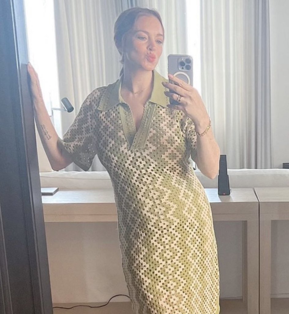 Pop Tingz on Twitter: "Lindsay Lohan shows off small baby bump.  https://t.co/8KuH8CgYqx" / Twitter