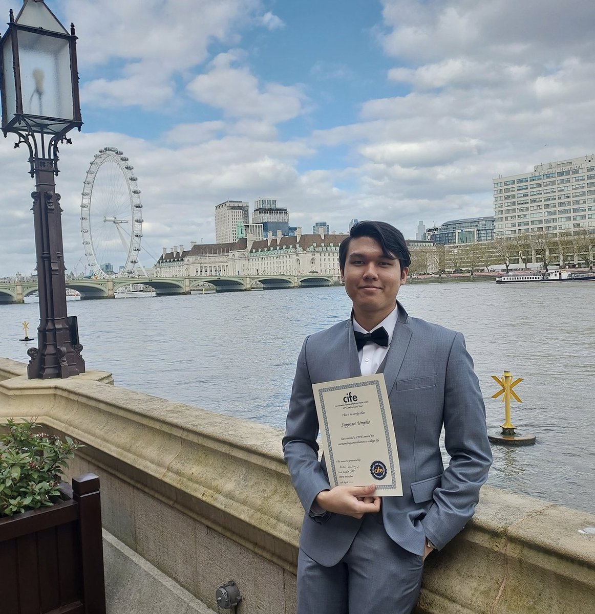 rochesterindcol's tweet photo. Congrats to former @rochesterindcol and Thai Government Scholarship student Suppaset who received a CIFE award at the House of Lords today. Suppaset is now studying Physics @imperialcollege and is pictured with Lord Lexden and his RIC personal tutor Rowena. @DukesEducation https://t.co/aHBgLXLXCa