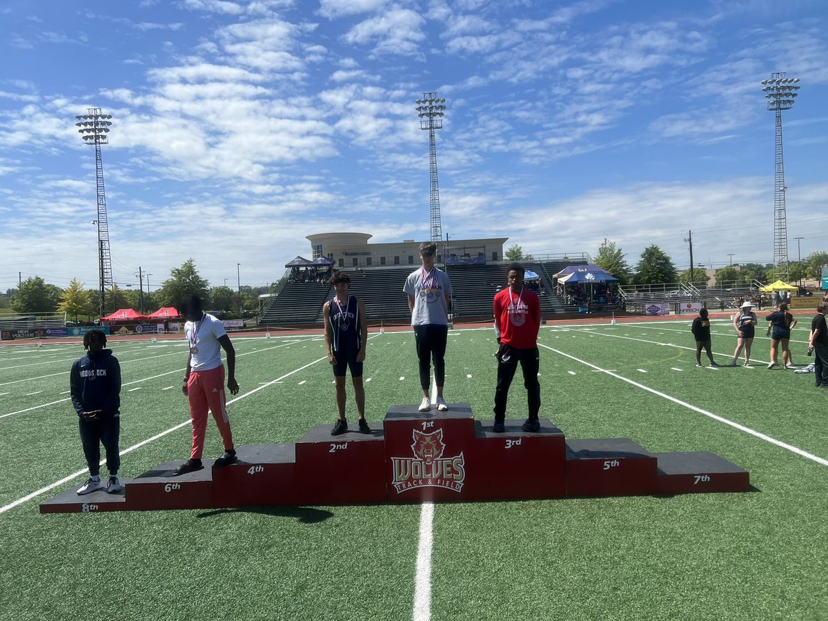 Congratulations to Isiah Pendleton and Corey Tuck on placing 8th and 7th in the High Jump @whsathlactivity @WoodstockHS1 @woodstock_xc