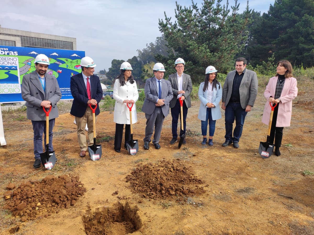 dinn_ucsc's tweet photo. 🌱 Luego se dio paso a la ceremonia de bendición del lugar donde se levantará la planta, además las autoridades depositaron una caja que enterraron en el terreno, que contenía elementos simbólicos del lanzamiento.

#InnovaInESUCSC #InnovaUCSC https://t.co/NL3EbxSQpd