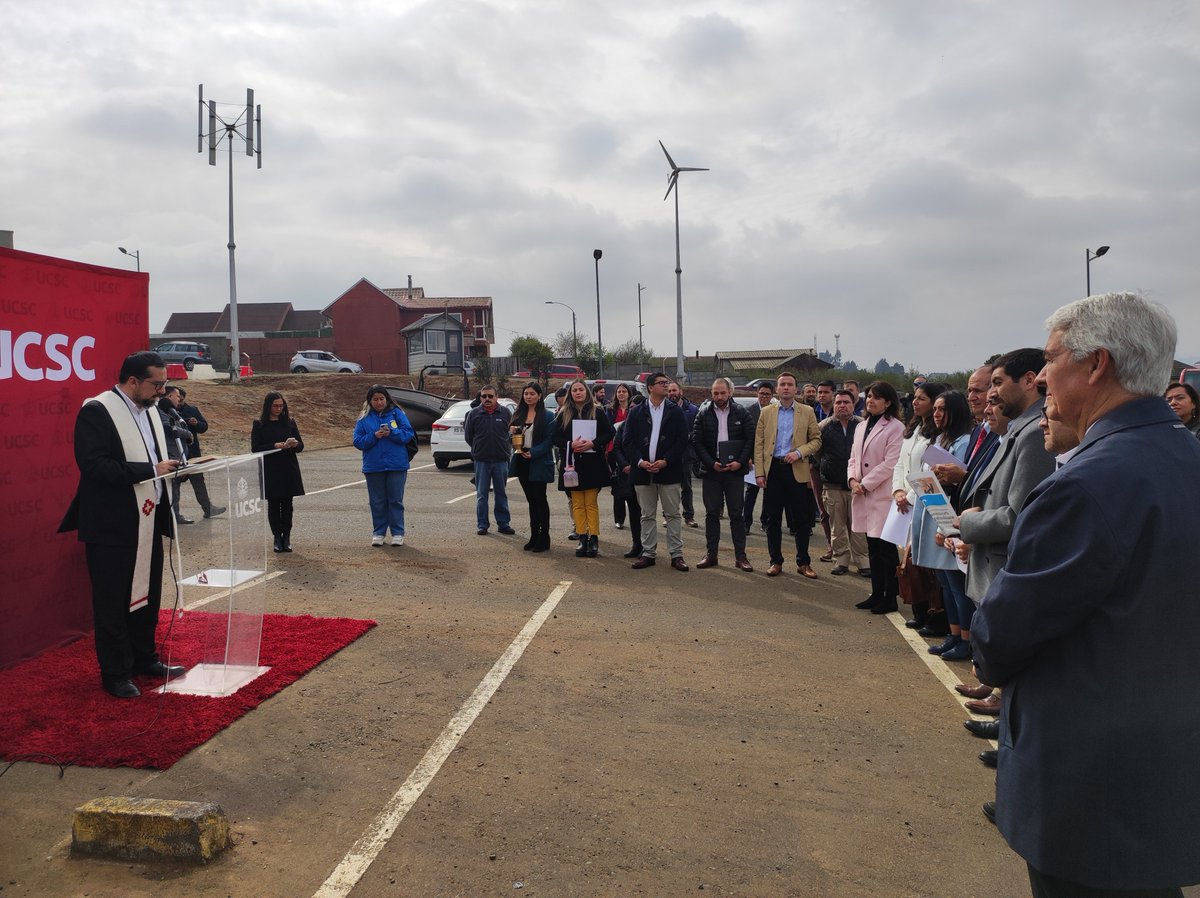 dinn_ucsc's tweet photo. 🌱 Luego se dio paso a la ceremonia de bendición del lugar donde se levantará la planta, además las autoridades depositaron una caja que enterraron en el terreno, que contenía elementos simbólicos del lanzamiento.

#InnovaInESUCSC #InnovaUCSC https://t.co/NL3EbxSQpd