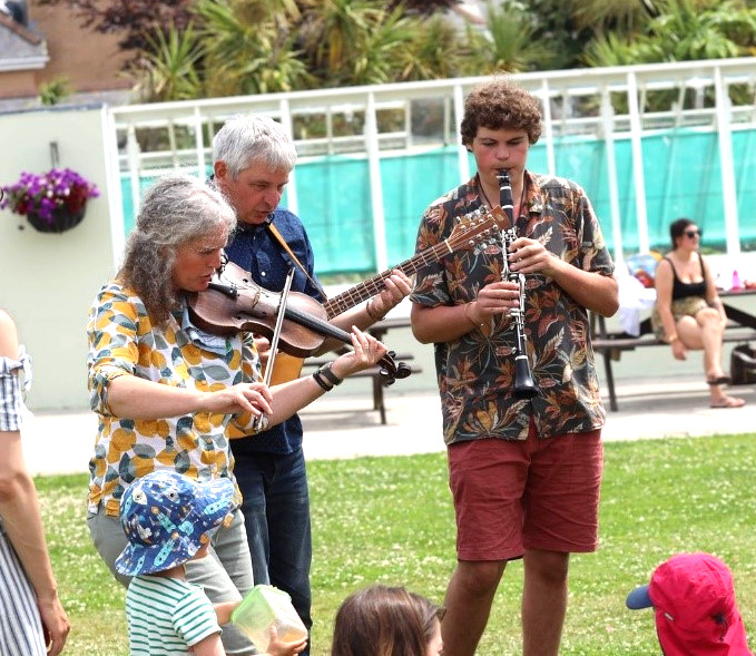l_endean's tweet photo. Tickets are now on sale for Saltash Songs &amp; Shanties Festival. Book for... Barrett's Privateers, The Eyelids, Windjammer, Femmes de la Mer, Sirinu, Abbey Brass and much more. Tickets from £1 plus free events and workshops. https://t.co/UxsiNvPKq2 https://t.co/uJwNxELWT7