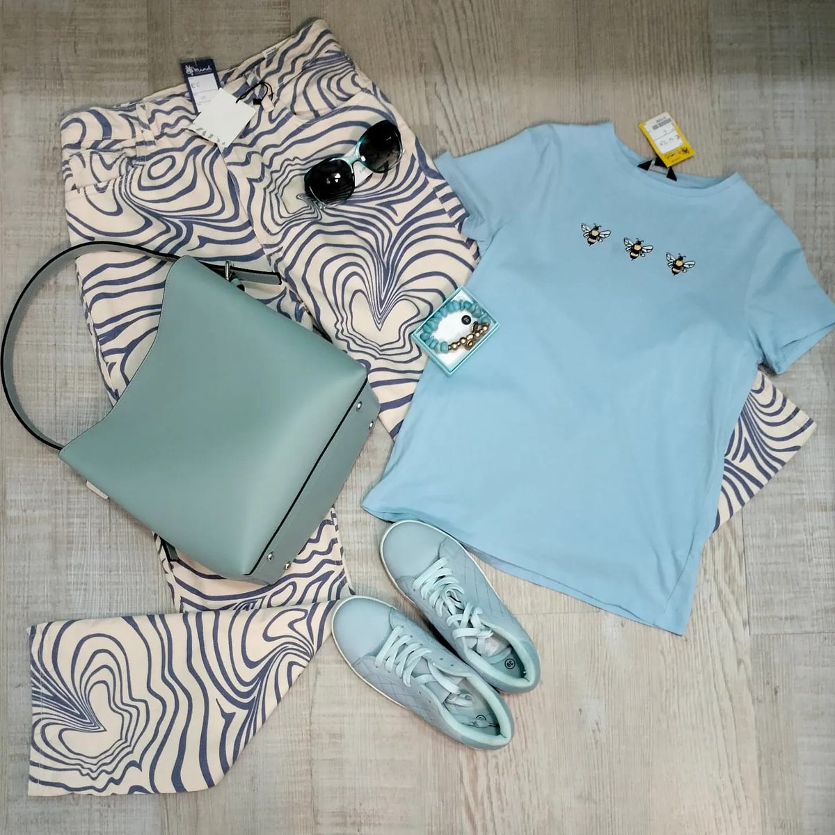 MindJesmond's tweet photo. Day out in town?🌇 Brunch with the girls?🍳🥂 Just fancy a new outfit? 🛍️

Here's just a couple of outfits to give you some inspo.👗✨

Pop in - and contribute to the fight for better mental health at the same time - score! ✅✊
See you soon! 💙
#mind #mindjesmond  #mymindshop https://t.co/l2xDdTuWS4