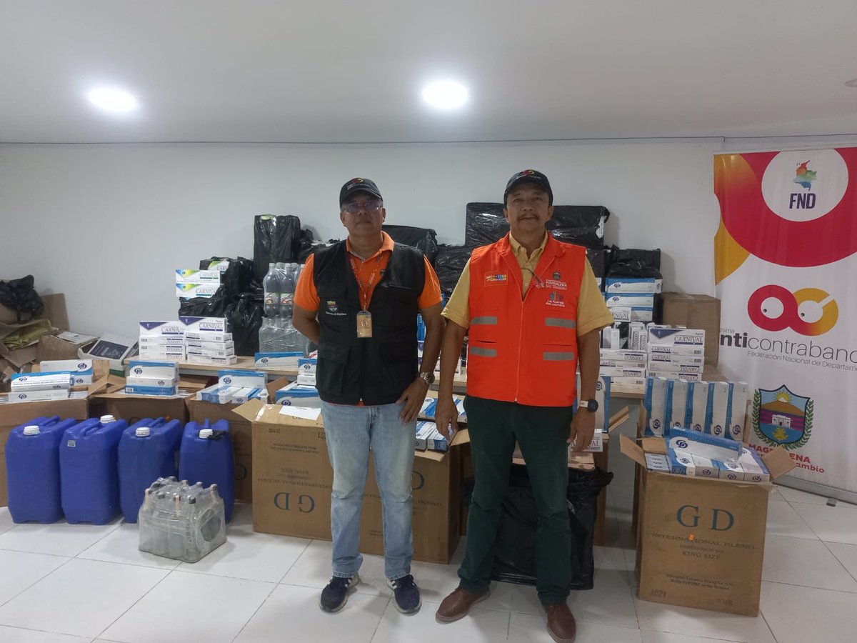 FNDCol's tweet photo. La @FNDCol, a través de su #ProgramaAnticontrabando, el Grupo Operativo de la @MagdalenaGober y la @PoliciaColombia, aprehendieron 15 mil cajetillas de 🚬 de contrabando que eran transportadas en un flota, evadiendo el pago del impoconsumo destinado a mayor inversión social. https://t.co/Th1CJ0pVJn