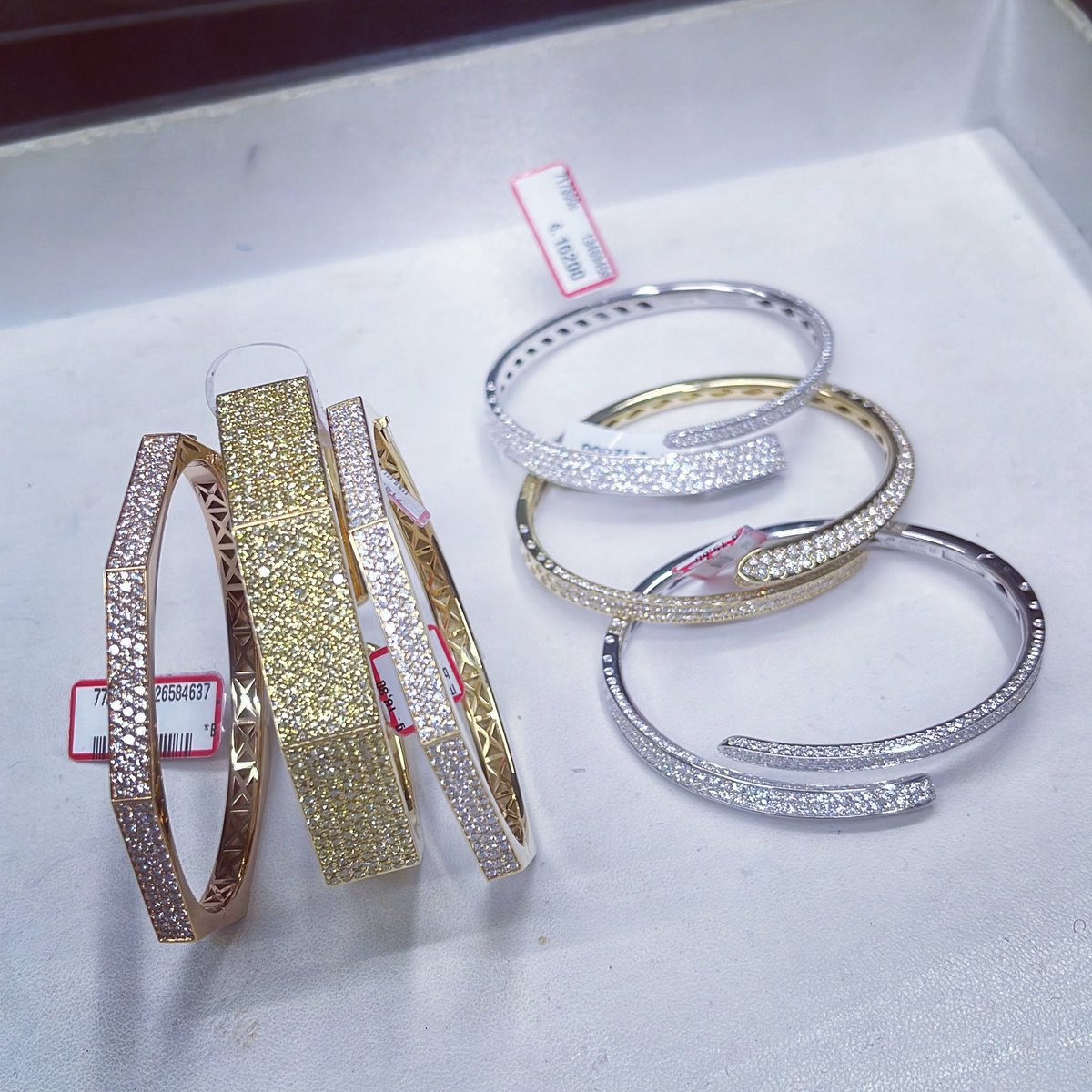 crivellialessia's tweet photo. We Like.

#crivelli #crivellilike #jewelry #jewelrydesign #creativity #handmadejewelry #madeinitaly #bracelet #hautecouture #foryou #fashionstyle #photography #fattoconmaniintelligenti #noilavoriamoconilcuore 

customerservice@crivelligioielli.com https://t.co/4kiu9zFLfZ