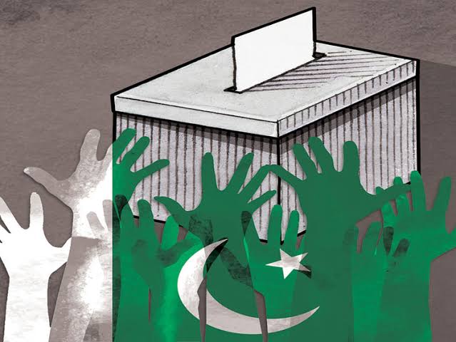 republicpolicy's tweet photo. پاکستان میں بغاوت کے مقدمے درج کرنے کا رواج کیوں ہے؟

پاکستان نے فوجداری قوانین نوآبادیاتی نظام سے ماخوذ کیے ہیں۔ ہمارے پولیس، عدالتی ، سول سروس، فورسزز اور دوسرے پبلک ادارے برطانوی سامراجی نظام سے معکوس ہیں۔ ہمارا آئین اور طرز سیاست بھی انیس سو پینتیس کے آئین سے اخذ کیا گیا ہے۔ 
پاکستان کا وفاقی و پارلیمانی نظام بھی انیس سو پینتیس کے آئین سے اخذ شدہ ہے۔ نیز سول و فوجداری قوانین بھی نوآبادیاتی طرز انتظام رکھتے ہیں۔ 

 برطانوی سامراجی دور میں ریاستی ادارے عوام کو رعایا کے طور پر کنٹرول کرتے تھے۔ کیونکہ مقامی لوگ غلام تھے، اس لیے انسانی حقوق ، آزادیاں اور قانونی تحفظ ناپید تھا۔ جب پاکستان آزاد ہوا تو انسانی حقوق ، شخصی آزادیاں ، قانون کی حکمرانی ، انصاف و مساوات پر مبنی نظام اور قوانین بنائے جانے تھے مگر ایسا نہ ہو سکا کیونکہ انگریزوں کی باقیات نے نظام کو نہ صرف جکڑ لیا بلکہ اپنے مفادات کے لیے اسکو بتدریج پروان چڑھایا۔ 

پاکستان کے تمام ریاستی اداروں اور نظام ( جو کہ ابھی تک کلونیل اور سامراجی ہے ) کے اندر ابھی بھی وہ ریاستی جبر شعوری ، اور لاشعوری طور پر قائم ہے۔ بلکہ یہ کہنا غیر مناسب نہ ہو گا کہ یہ ریاستی جبر ساختی طور پر اداروں اور انکو چلانے والوں کی گہری نفسیات میں ابھی تک قائم ہے، اس لیے انسانی حقوق ، آزادی رائے ، جمہور اور آئین کی بالادستی کو ابھی بھی بغاوت ہی گردانا جاتا ہے۔ اس لیے ضرورت اس امر کی ہے کہ جمہوری اور عوامی رویوں کو سیاست میں رائج کیا جائے اور یہ مشکل کام صرف عوام ہی اپنی طاقت سے انجام دے سکتی ہے۔

 شروعات کے طور پر ریاستی اداروں کو اپنی Insecurities کو ختم کرنا چاہیئے اور طاقت کا محور  صرف عوام کو بنانا جائے ۔ بغاوت کے مقدموں کا استعمال محب وطن افراد کو بھی اصلی بغاوت پر مجبور کر سکتا ہے۔ پاکستان ایک وفاق ہے اور بطور وفاقی ریاست تمام گروہوں کو ساتھ لیکر چلنا ناگزیر ہے۔ وفاقی ریاستوں کو طاقت کے بل بوتے پر نہیں چلایا جا سکتا ۔