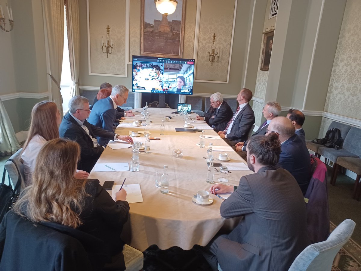 En presencia de <a href="/AnaTeresitaGF/">AnaTeresita González</a> y <a href="/DavidTriesman/">Lord David Triesman</a>, celebramos la mesa redonda de los miembros de #IniciativaCuba con directivos de <a href="/MINCEX_CUBA/">MINCEX🇨🇺</a> y  diferentes organismos.  Se presentaron oportunidades de negocios y se analizó el curso de la relación bilateral.