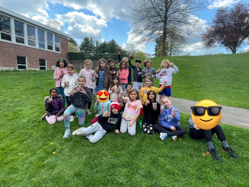 mrsannielewis's tweet photo. Had such a great time planting today!! Thanks to all the parent volunteers! #wiltonwayct #cidermillway #mrslewisclass @WPSCMSocial https://t.co/4hcT9BmIET